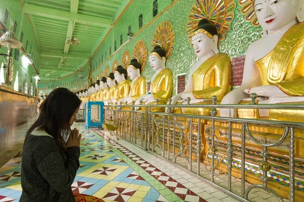 Egy nő imádkozik Buddhához — Stock Fotó