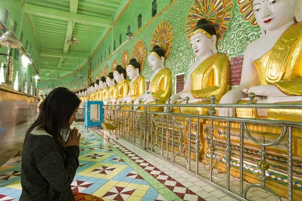 स्त्री प्रार्थना बुद्ध — स्टॉक फोटो, इमेज