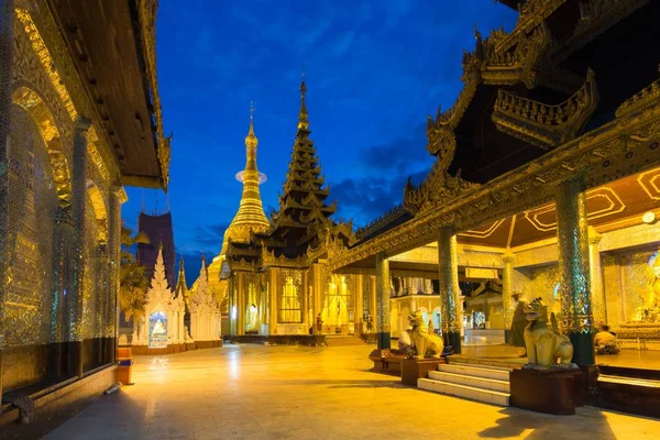 Aube à la pagode Shwedagon — Photo