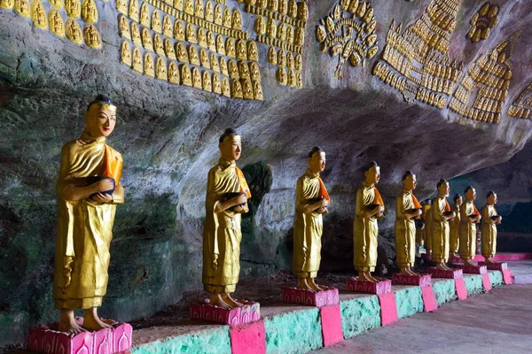 Buddhista szobrok sor-barlangban — Stock Fotó