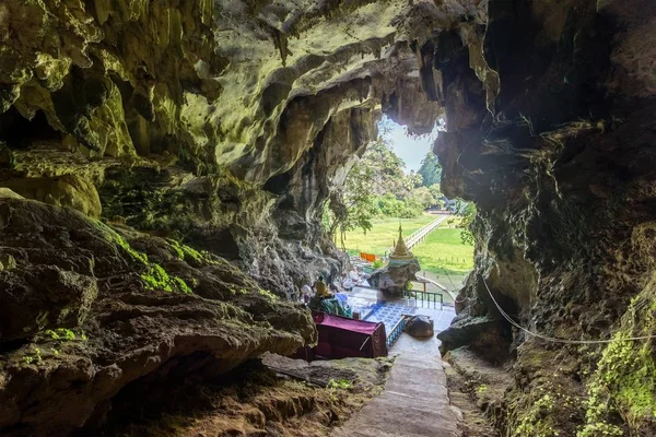Dentro da caverna budista em Mianmar — Fotografia de Stock