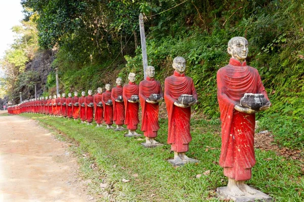 仏教の僧侶像行 — ストック写真