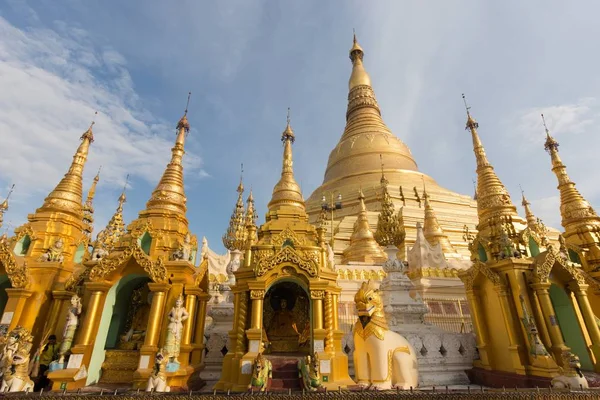 De Shwedagon Pagoda in Myanmar — Stockfoto