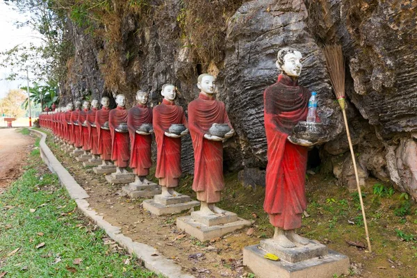 Buddhističtí mniši sochy řádek — Stock fotografie