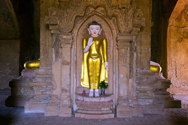 Ständiga gyllene buddhastaty i Myanmar — Stockfoto