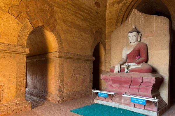 Red painted Buddha — Stock Photo, Image