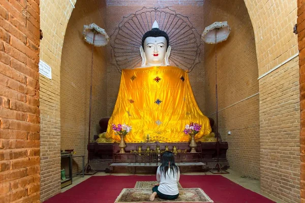 Målade och trasa täckta Buddha — Stockfoto