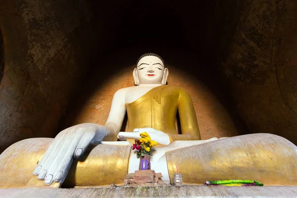 Buddha dipinto e dorato in Myanmar — Foto Stock
