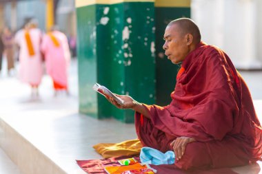 Okuma ve ilahi Birmanya keşiş