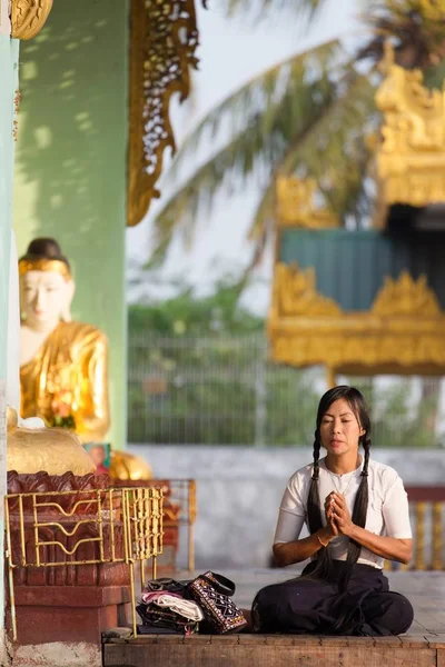 Burmesische Frau betet Buddha — Stockfoto