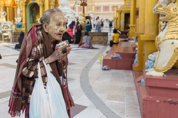 Birmanas ancianas rezando Buda — Foto de Stock