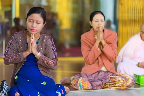 Burmai női Buddha imádkozik — Stock Fotó