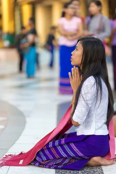 Burmesische Frau betet Buddha — Stockfoto