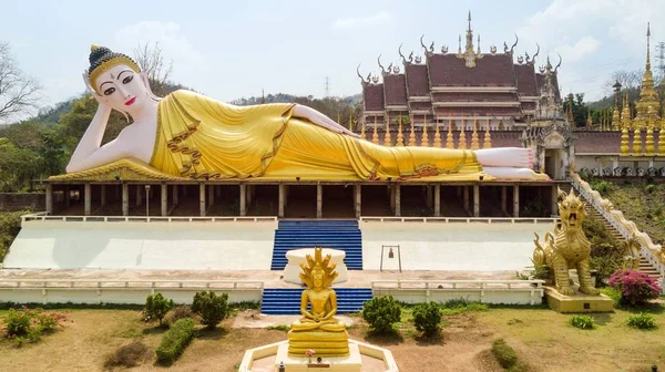 Templo budista tailandés wirh estatua reclinable de oro —  Fotos de Stock