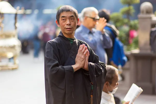 Tayvanlı adam tapınakta dua — Stok fotoğraf