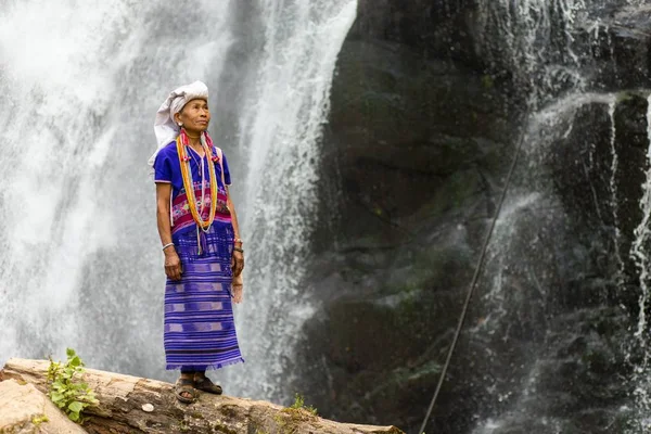 Karen tribe woman standing near waterfall — Stock Photo, Image