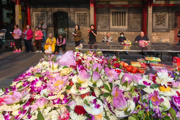 Flowers offerings in Buddhist temple — Stock Photo, Image