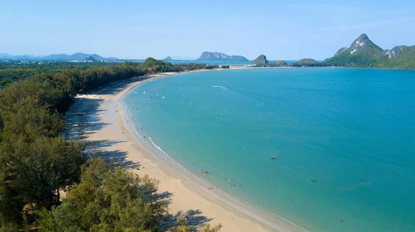 Grande baia di spiaggia tropicale in Thailandia — Foto Stock