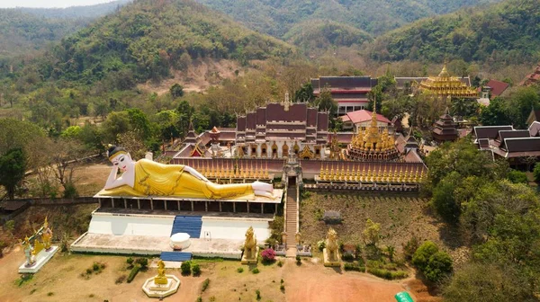 Thajský buddhistický chrám wirh zlatý ležící socha — Stock fotografie