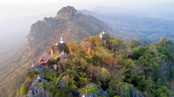 Vista aérea sobre la montaña y el templo — Foto de Stock