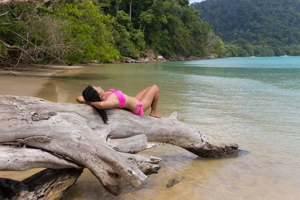 熱帯のビーチでリラックスした女性 — ストック写真