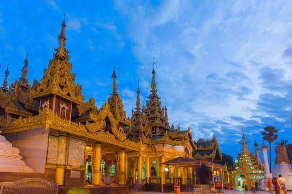 Shwedagon Pagoda şafakta — Stok fotoğraf