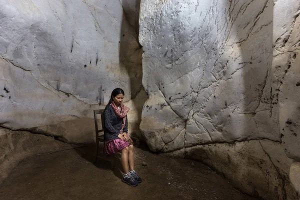 在山洞里郁闷寂寞的女人 — 图库照片