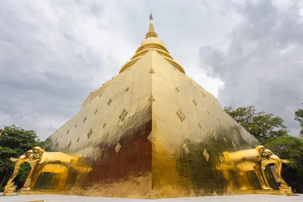 Elefantes dorados simétricos en templo Buddhist —  Fotos de Stock