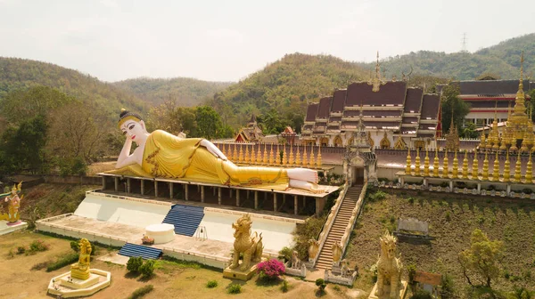 Templo budista tailandés con estatua reclinable dorada — Foto de Stock