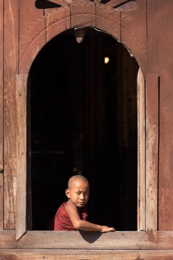 Genç Birmanya keşiş Tapınağı penceresi de