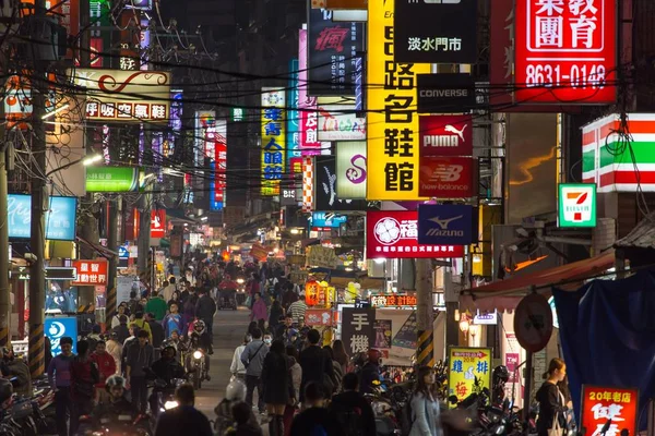 Rua iluminada em Taipei — Fotografia de Stock