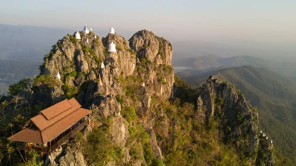 Vista aérea del templo de la montaña — Foto de Stock