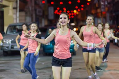 Asyalı kadın Zumba Egzersiz pratik