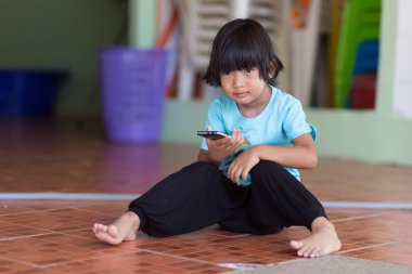 Asyalı çocuk mobil smartphone ile oynamak