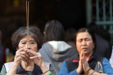 Budist tapınağı dua insanlar