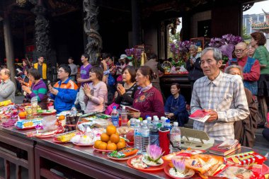 Budist tapınağı dua insanlar