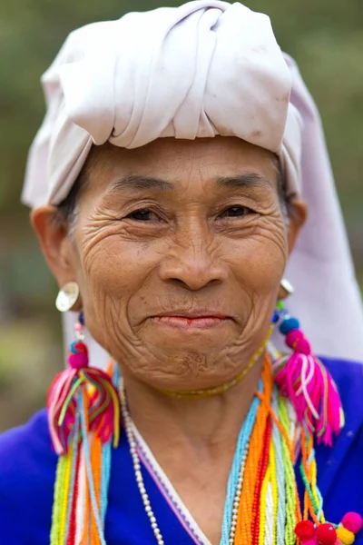 Gülümseyen Karen kabile kadın portre — Stok fotoğraf