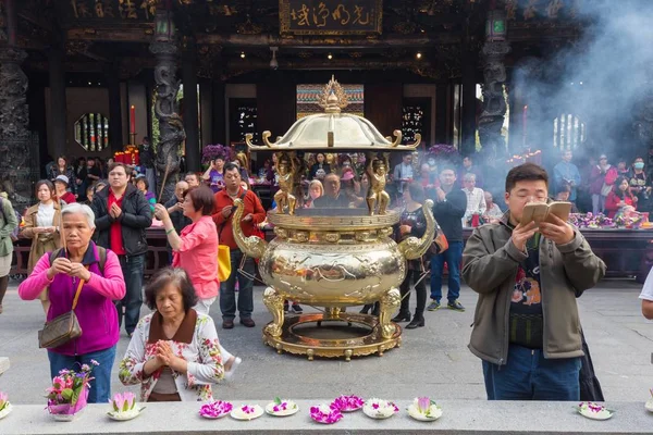 仏教寺院で祈る人 — ストック写真