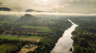 Sabah gündoğumu Kwai Nehri üzerinde