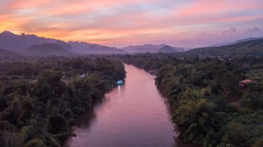 Alacakaranlıkta Kwai Noi Nehri