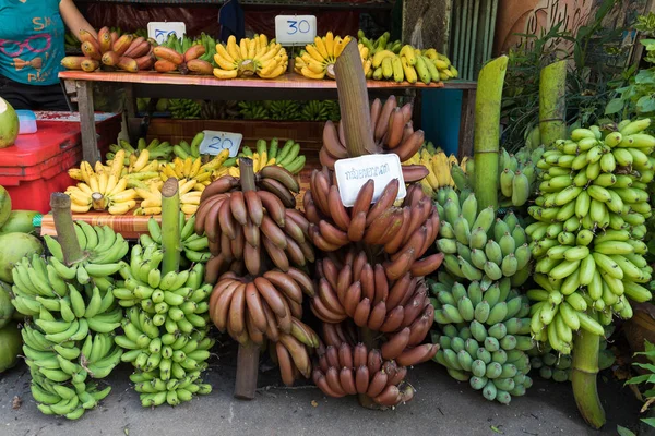Kleurrijke bananen soorten op straat kraam — Stockfoto