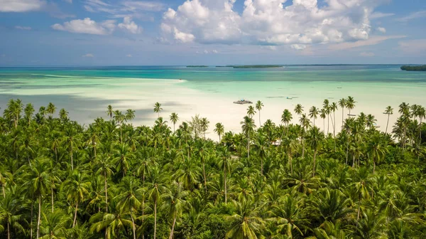 Luftaufnahme eines verlassenen tropischen Strandes — Stockfoto