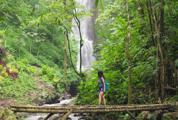 Toeristische vrouw in Bali jungle trekking — Stockfoto