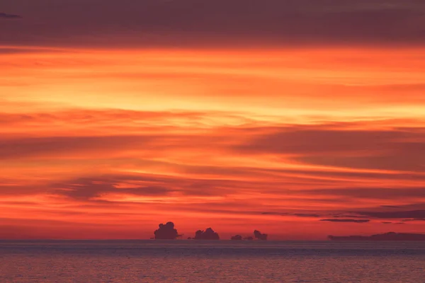 Pôr-do-sol vívido laranja sobre a ilha — Fotografia de Stock