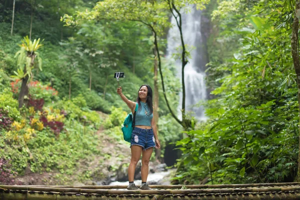 Turismo womantaking un selfie en la selva — Foto de Stock