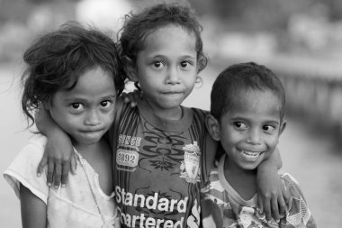 Papua alanında utangaç Endonezya çocuklar
