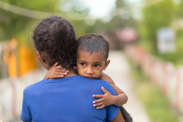 Indonesia mother carrying her son — Stock Photo, Image