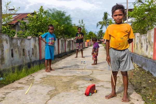 Endonezya çocuk sokakta oynarken — Stok fotoğraf