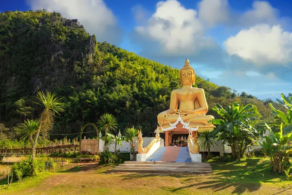 Estatua de buda de oro en Tailandia — Foto de Stock