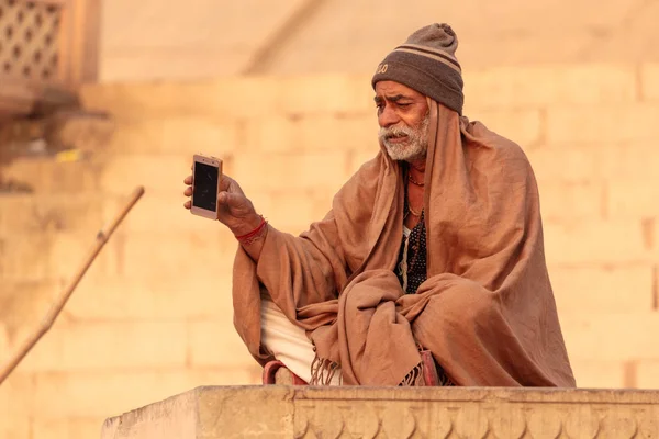 Uomo indiano in possesso di smartphone — Foto Stock